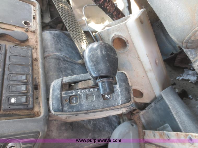 image for item I2236 2005 International 7400 truck cab and chassis