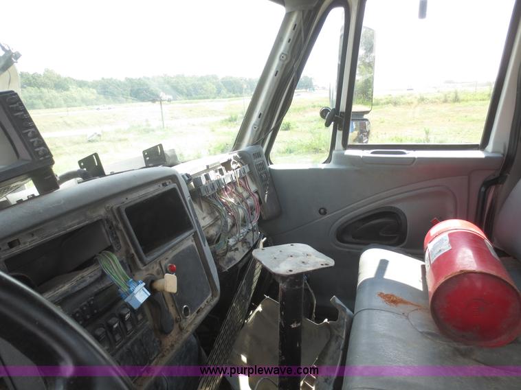 image for item I2236 2005 International 7400 truck cab and chassis