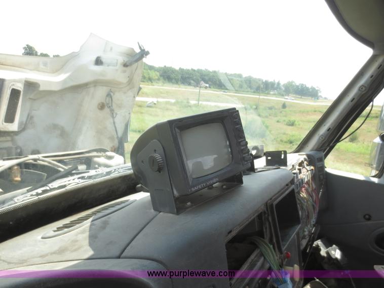 image for item I2236 2005 International 7400 truck cab and chassis