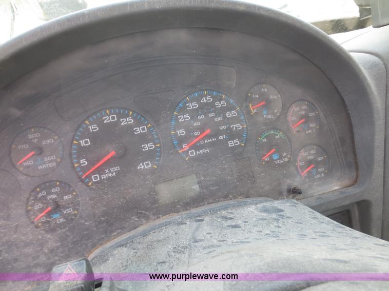 image for item I2236 2005 International 7400 truck cab and chassis