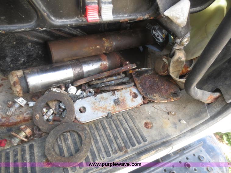 image for item I2236 2005 International 7400 truck cab and chassis