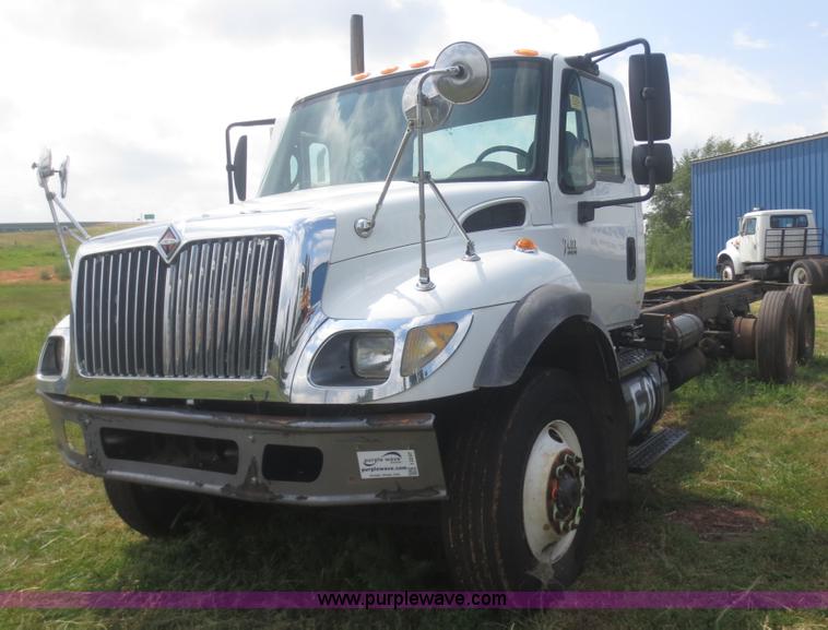 image for item I2237 2007 International 7400 truck cab and chassis