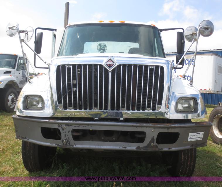 image for item I2237 2007 International 7400 truck cab and chassis