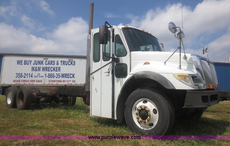 image for item I2237 2007 International 7400 truck cab and chassis