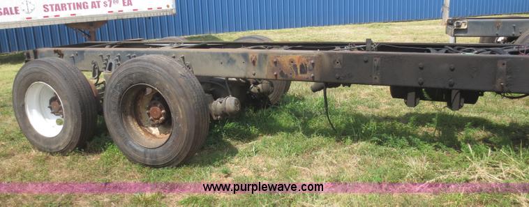 image for item I2237 2007 International 7400 truck cab and chassis