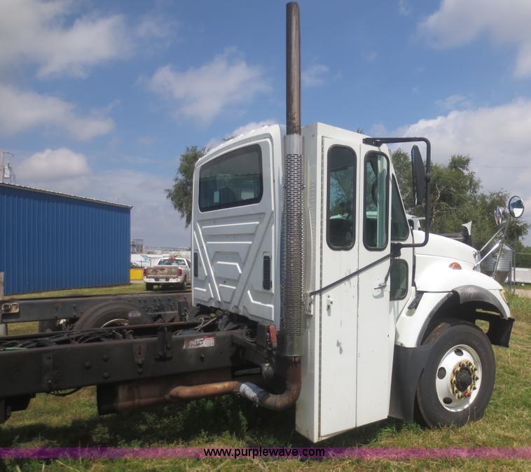 image for item I2237 2007 International 7400 truck cab and chassis