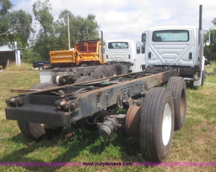 image for item I2237 2007 International 7400 truck cab and chassis