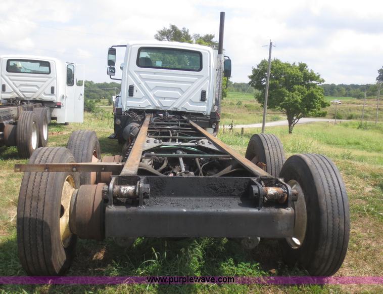 image for item I2237 2007 International 7400 truck cab and chassis