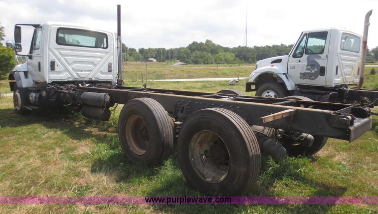 image for item I2237 2007 International 7400 truck cab and chassis