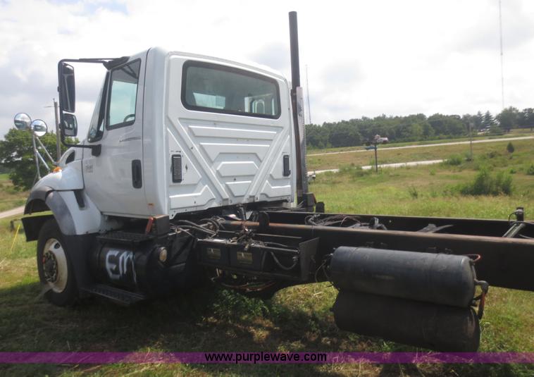 image for item I2237 2007 International 7400 truck cab and chassis