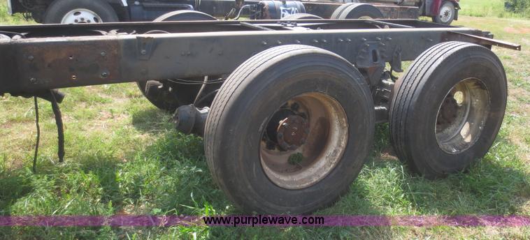 image for item I2237 2007 International 7400 truck cab and chassis