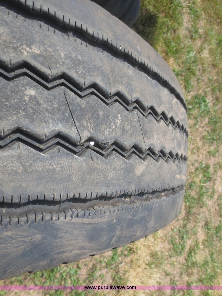 image for item I2237 2007 International 7400 truck cab and chassis