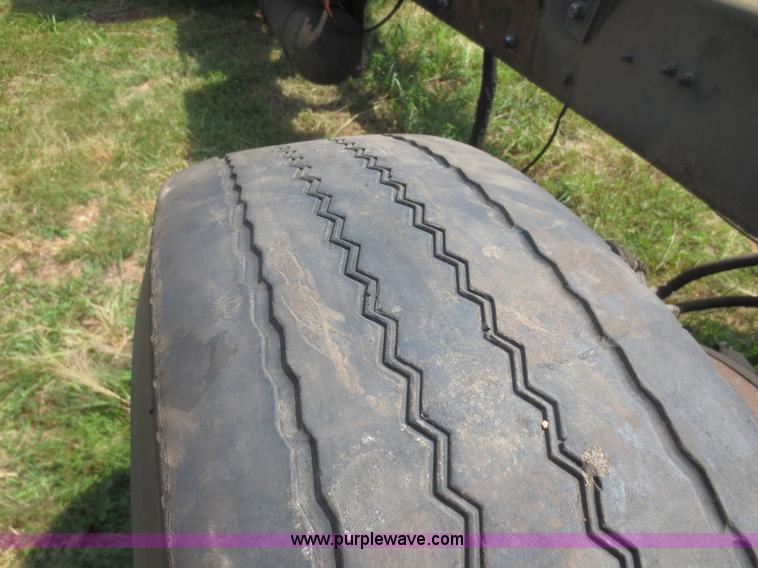 image for item I2237 2007 International 7400 truck cab and chassis