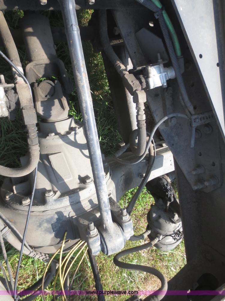 image for item I2237 2007 International 7400 truck cab and chassis