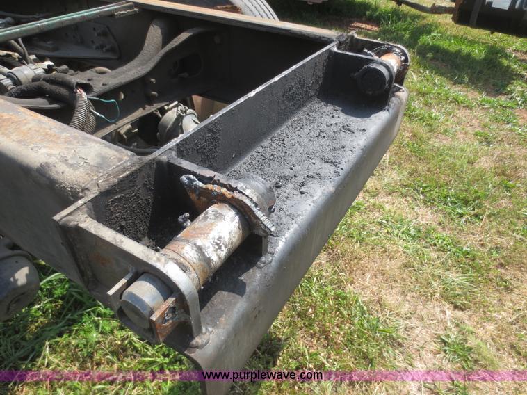 image for item I2237 2007 International 7400 truck cab and chassis