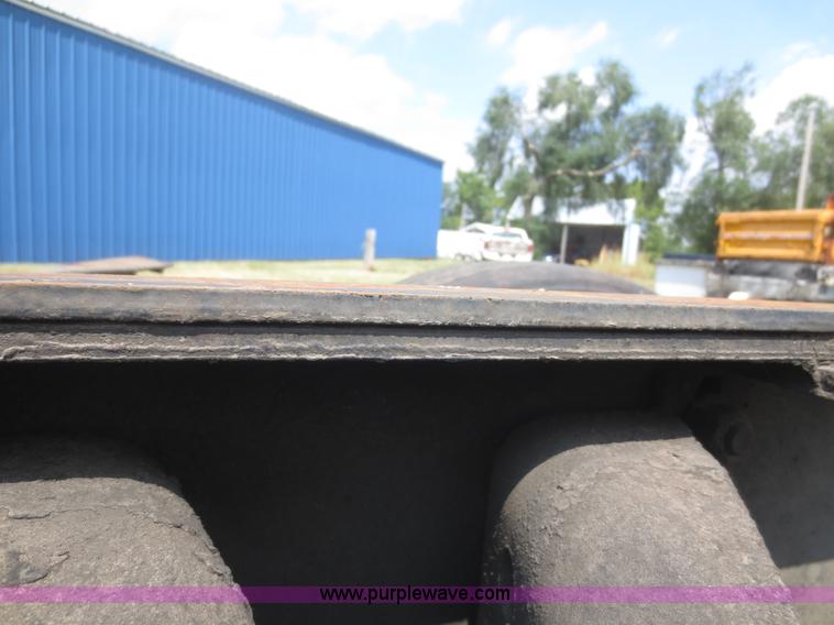 image for item I2237 2007 International 7400 truck cab and chassis