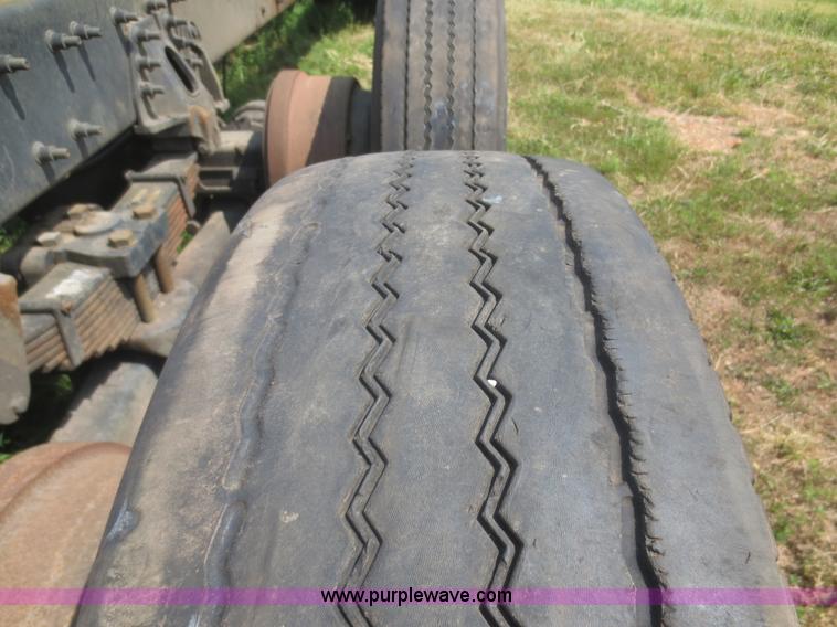 image for item I2237 2007 International 7400 truck cab and chassis