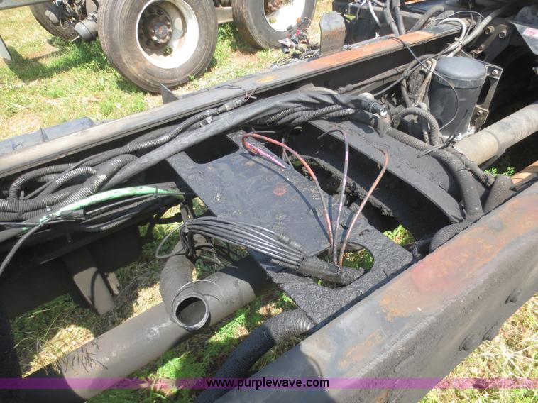 image for item I2237 2007 International 7400 truck cab and chassis