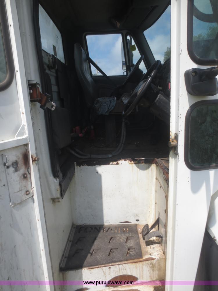 image for item I2237 2007 International 7400 truck cab and chassis