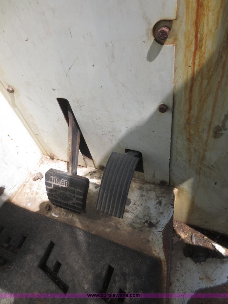 image for item I2237 2007 International 7400 truck cab and chassis