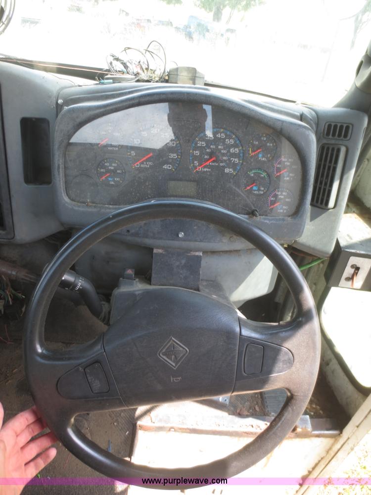 image for item I2237 2007 International 7400 truck cab and chassis