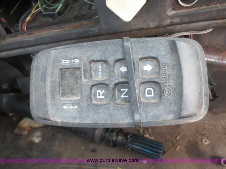 image for item I2237 2007 International 7400 truck cab and chassis