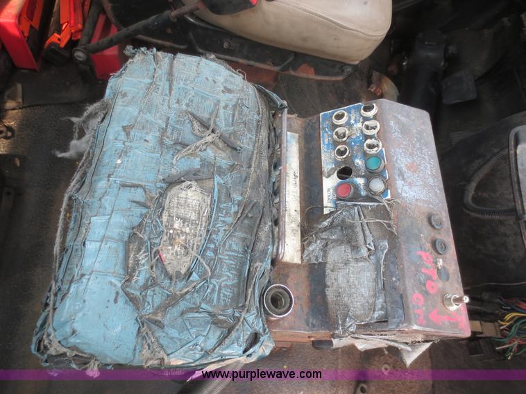 image for item I2237 2007 International 7400 truck cab and chassis