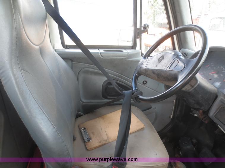 image for item I2237 2007 International 7400 truck cab and chassis