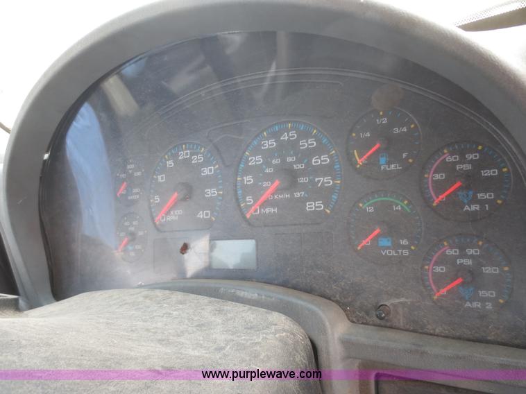 image for item I2237 2007 International 7400 truck cab and chassis