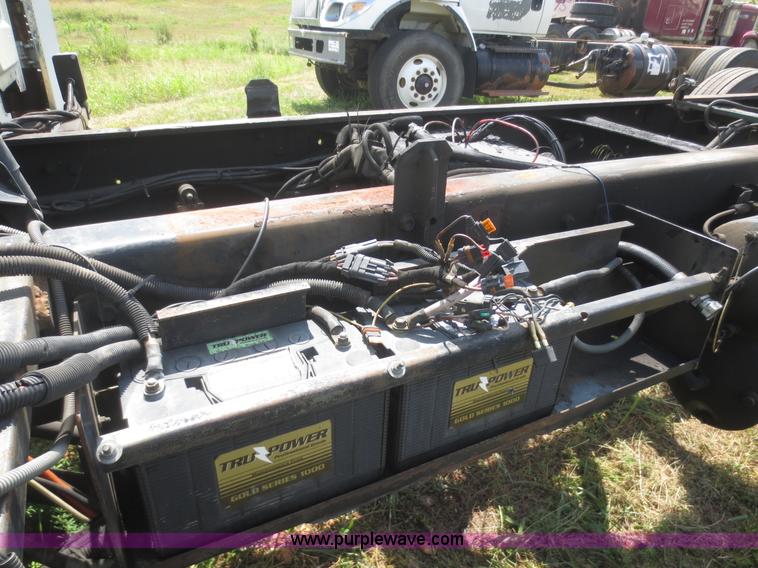 image for item I2237 2007 International 7400 truck cab and chassis