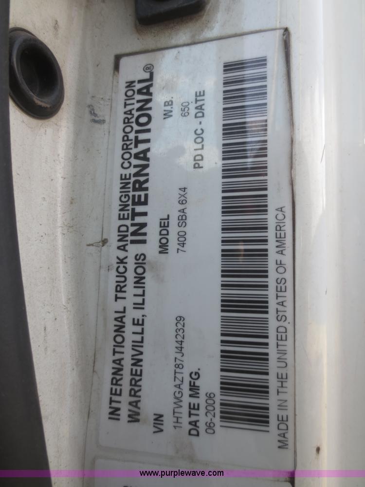 image for item I2237 2007 International 7400 truck cab and chassis