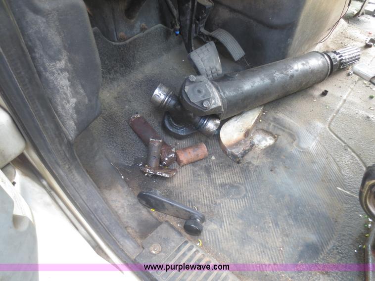 image for item I2237 2007 International 7400 truck cab and chassis