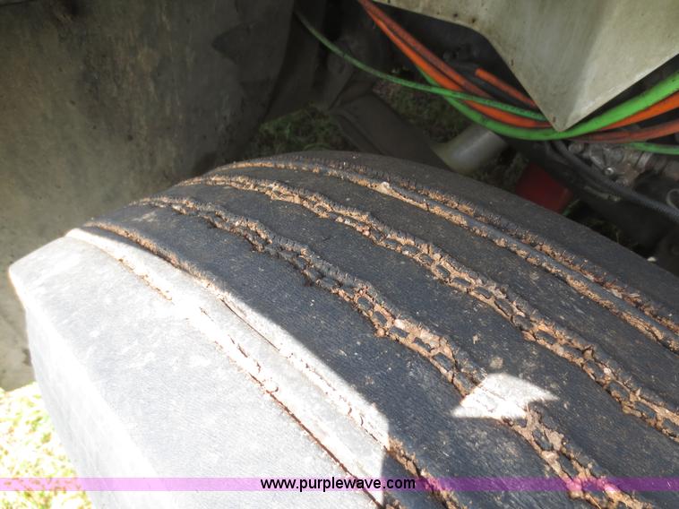 image for item I2237 2007 International 7400 truck cab and chassis