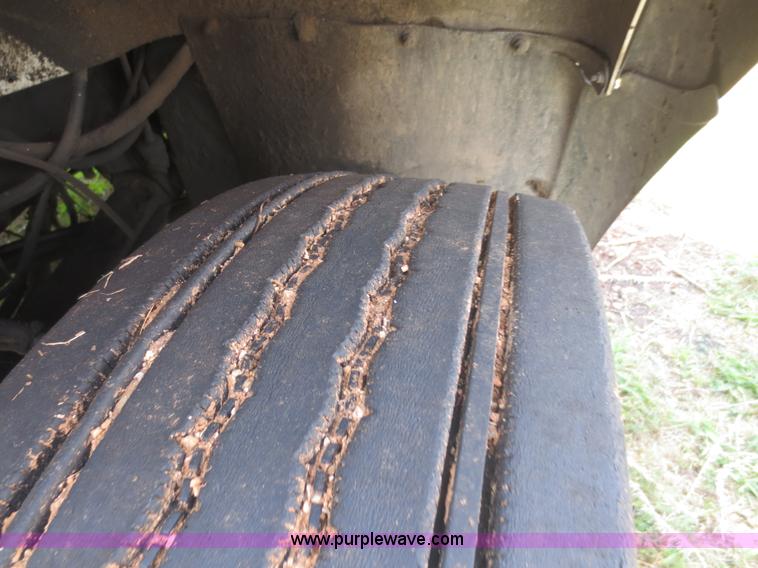 image for item I2237 2007 International 7400 truck cab and chassis