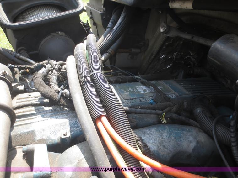 image for item I2237 2007 International 7400 truck cab and chassis