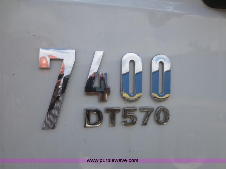 image for item I2237 2007 International 7400 truck cab and chassis