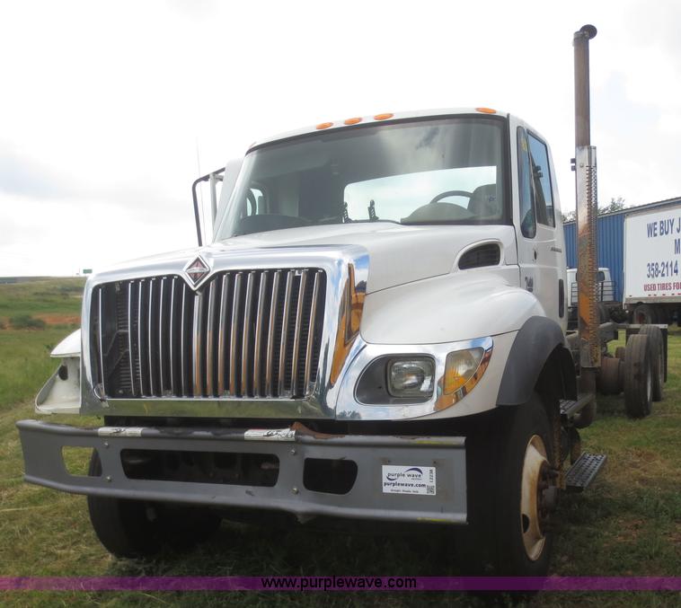 image for item I2238 2005 International 7400 truck cab and chassis