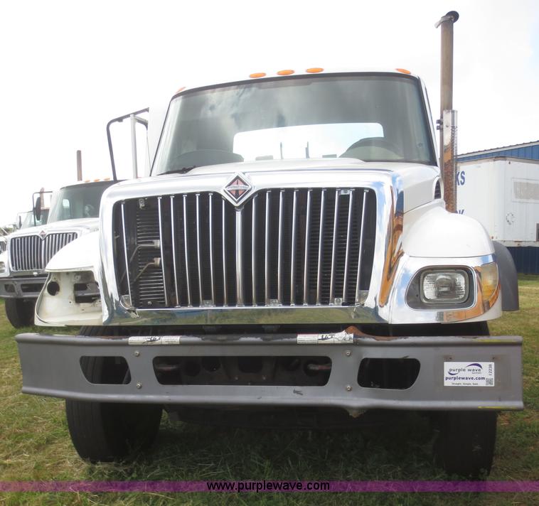 image for item I2238 2005 International 7400 truck cab and chassis