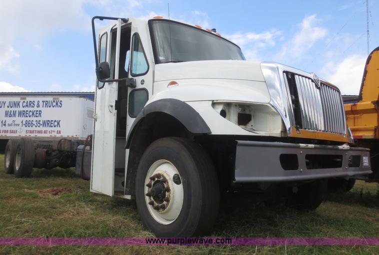 image for item I2238 2005 International 7400 truck cab and chassis