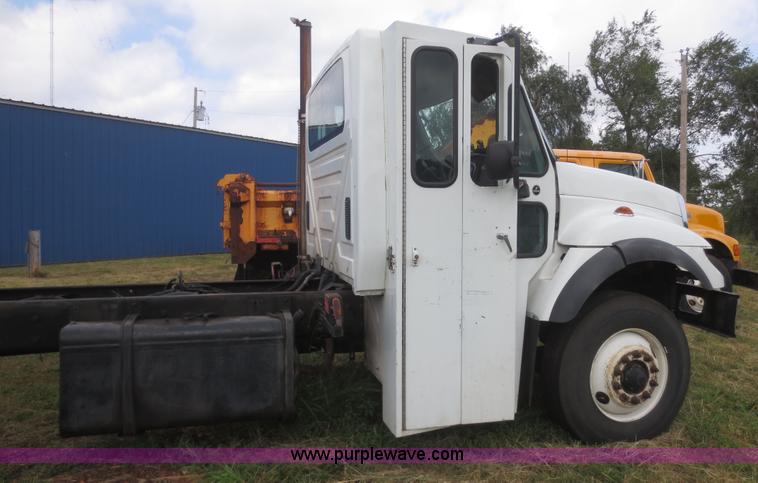 image for item I2238 2005 International 7400 truck cab and chassis