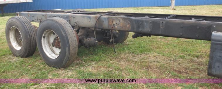 image for item I2238 2005 International 7400 truck cab and chassis