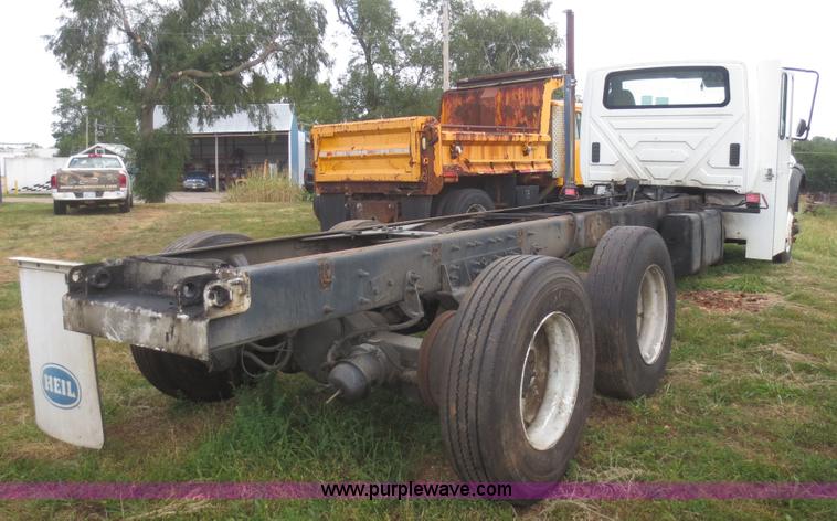 image for item I2238 2005 International 7400 truck cab and chassis