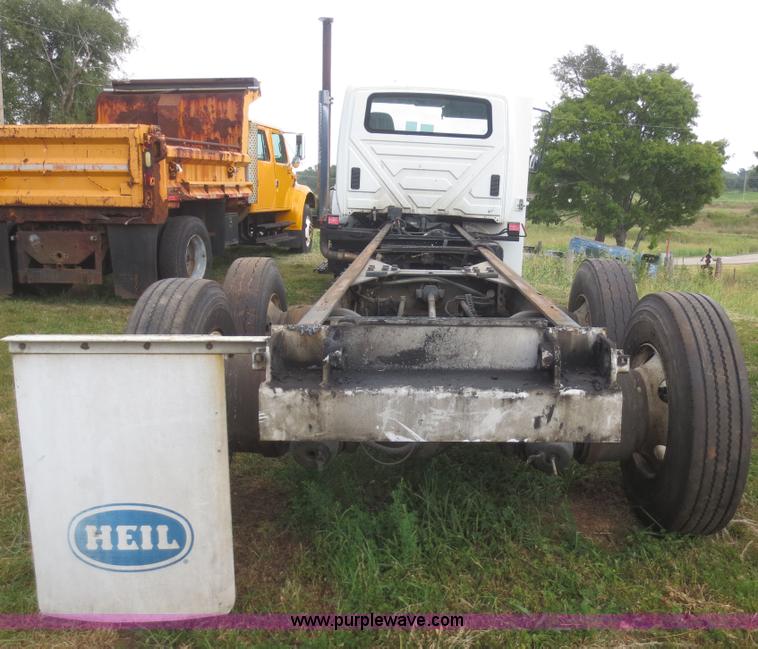 image for item I2238 2005 International 7400 truck cab and chassis