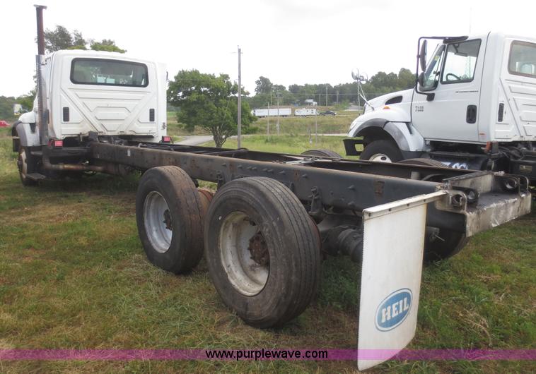 image for item I2238 2005 International 7400 truck cab and chassis
