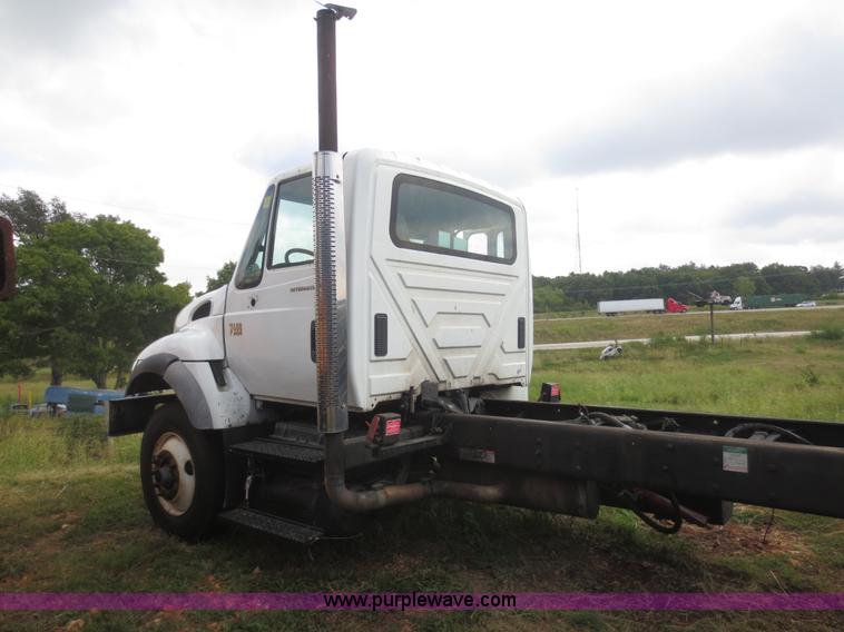 image for item I2238 2005 International 7400 truck cab and chassis