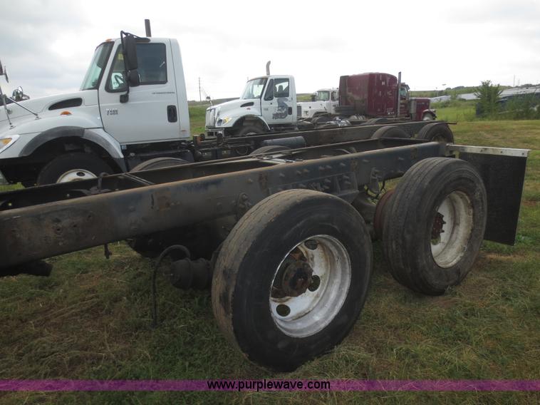 image for item I2238 2005 International 7400 truck cab and chassis