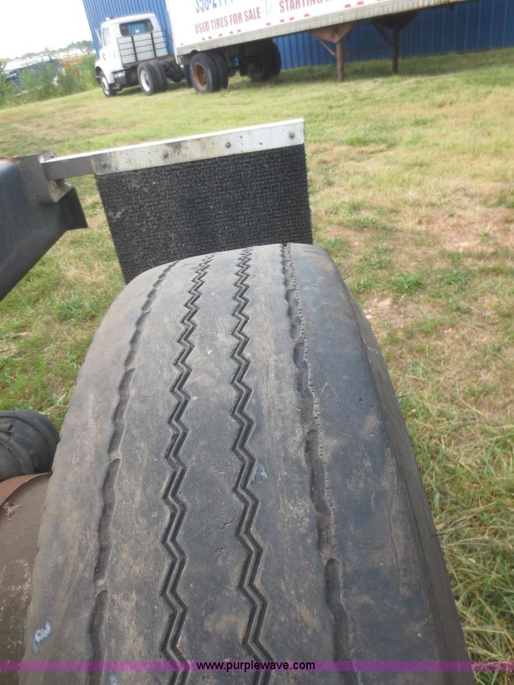 image for item I2238 2005 International 7400 truck cab and chassis