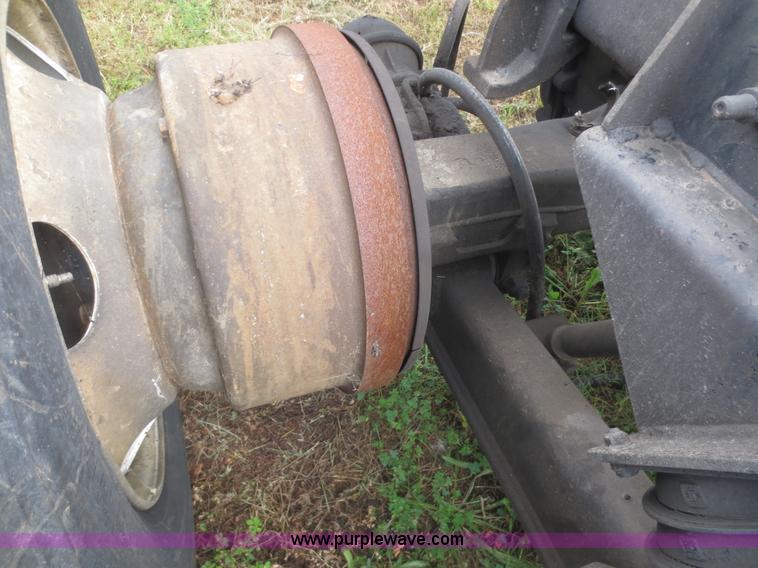 image for item I2238 2005 International 7400 truck cab and chassis