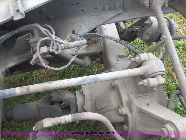 image for item I2238 2005 International 7400 truck cab and chassis