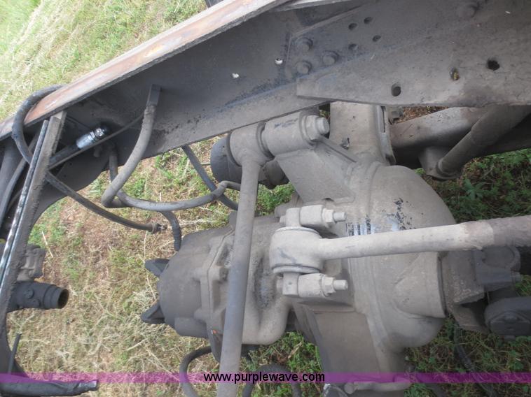 image for item I2238 2005 International 7400 truck cab and chassis